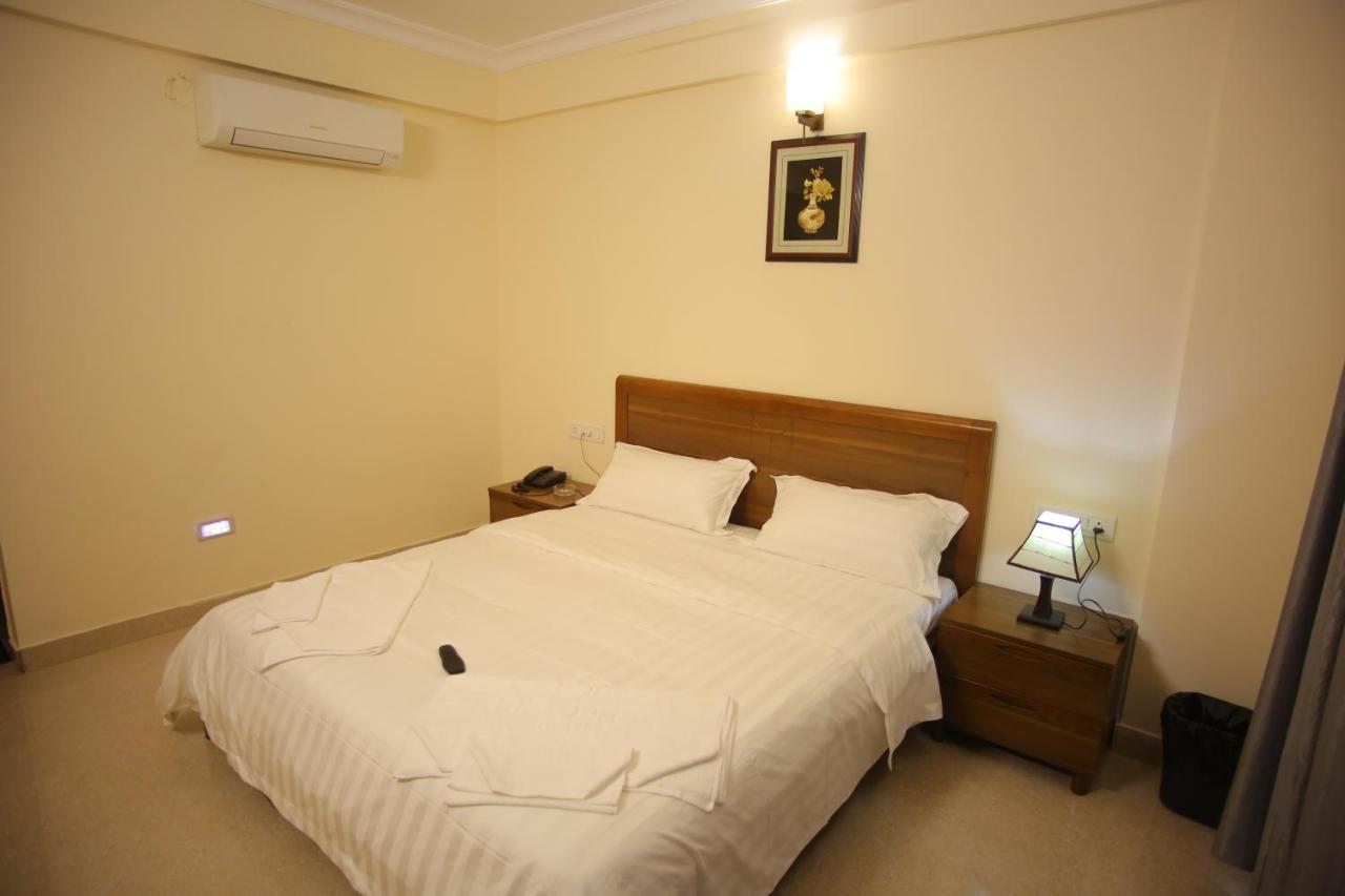 The Lounge Business Hotel Бангалор Екстериор снимка
