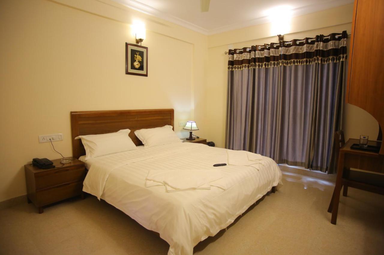 The Lounge Business Hotel Бангалор Екстериор снимка