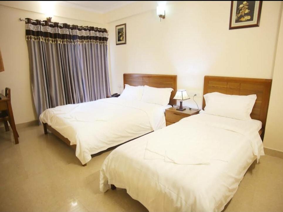 The Lounge Business Hotel Бангалор Екстериор снимка