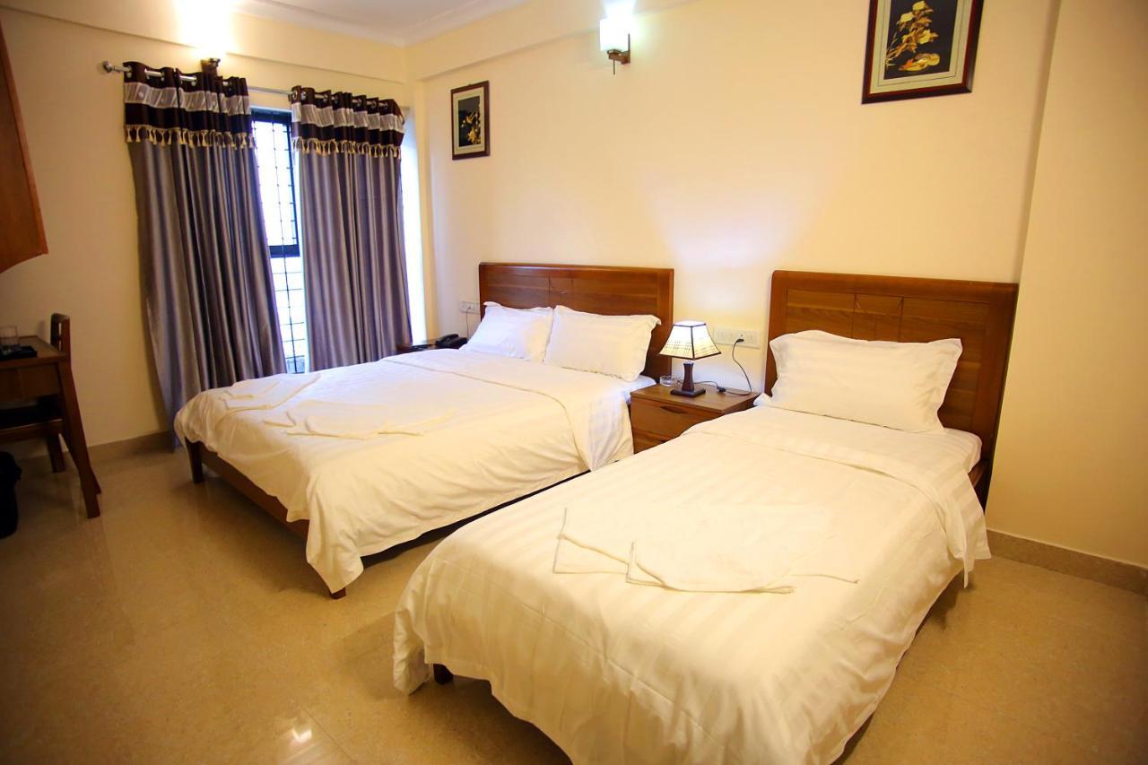 The Lounge Business Hotel Бангалор Екстериор снимка