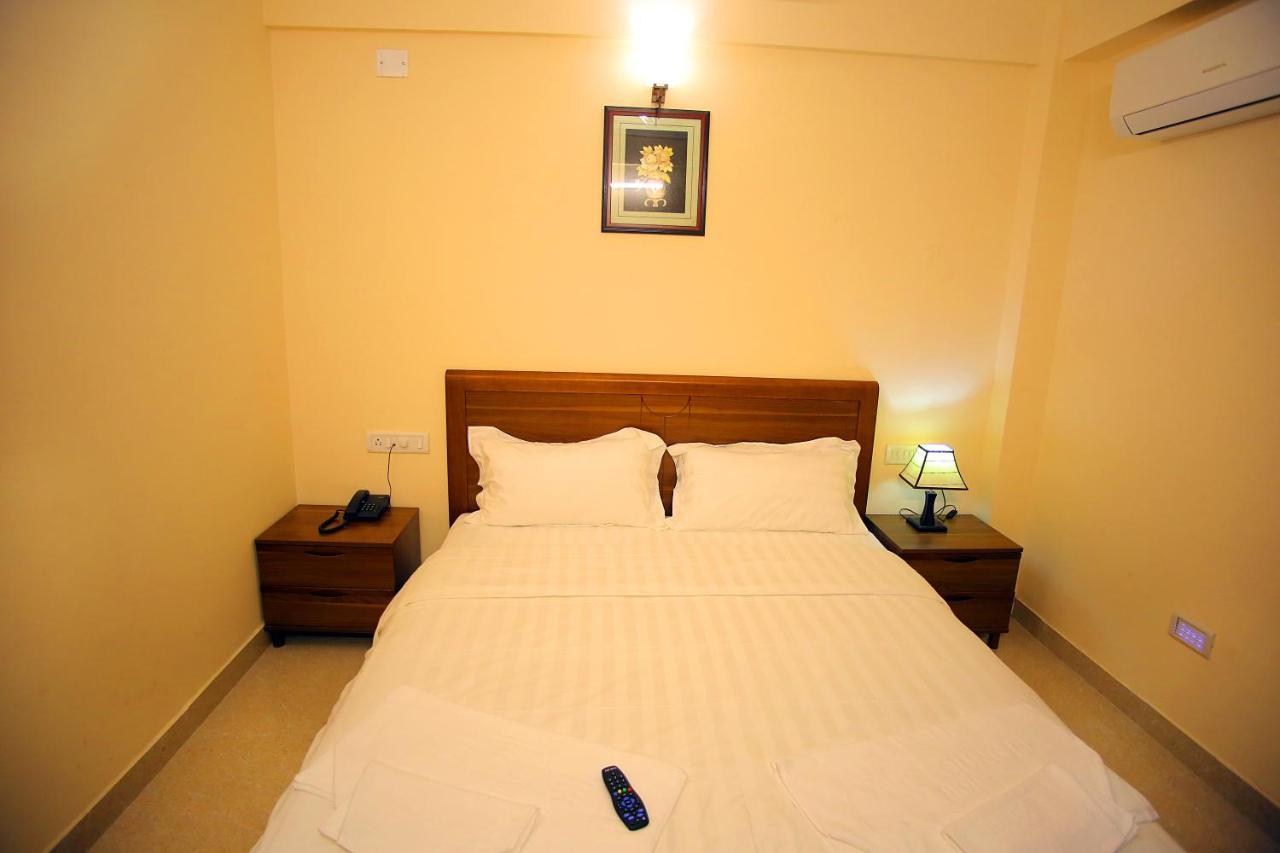 The Lounge Business Hotel Бангалор Екстериор снимка