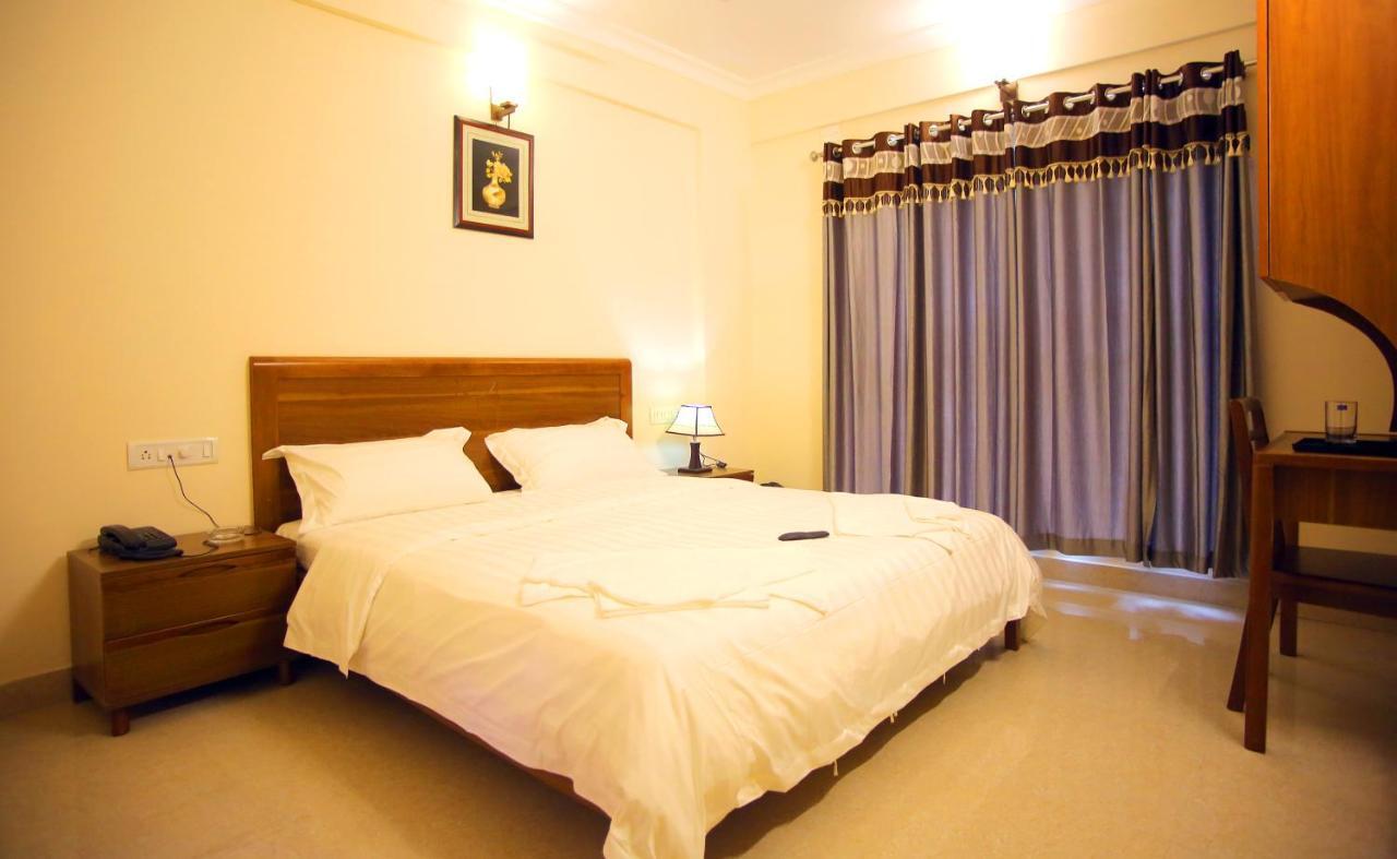 The Lounge Business Hotel Бангалор Екстериор снимка